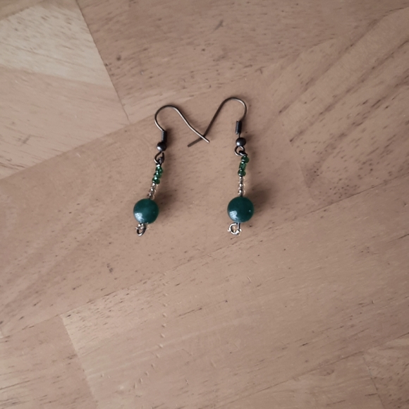 NWOT green and clear beaded dangle earrings - Picture 3 of 5